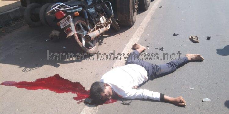 ಹೈವೇಯಲ್ಲಿ ನಿಂತ ಲಾರಿಗೆ ಹಿಂಬದಿಯಿಂದ ಬೈಕ್ ಡಿಕ್ಕಿ- ಬೈಕ್ ಸವಾರ ಸ್ಥಳದಲ್ಲೇ ಸಾವು