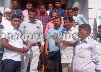 ಭಟ್ಕಳ ಪುರಸಭೆಯ ಕಚೇರಿ ಮುಂದೆ ಪುರಸಭಾ ವಾಣಿಜ್ಯ ಮಳಿಗೆ ಅಂಗಡಿಕಾರರಿಂದ ಪ್ರತಿಭಟನೆ