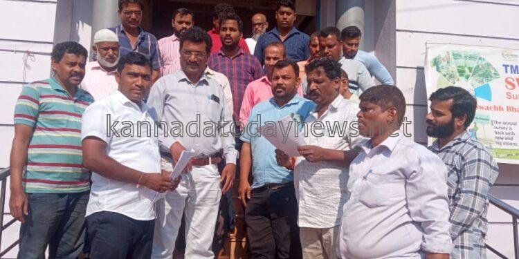 ಭಟ್ಕಳ ಪುರಸಭೆಯ ಕಚೇರಿ ಮುಂದೆ ಪುರಸಭಾ ವಾಣಿಜ್ಯ ಮಳಿಗೆ ಅಂಗಡಿಕಾರರಿಂದ ಪ್ರತಿಭಟನೆ