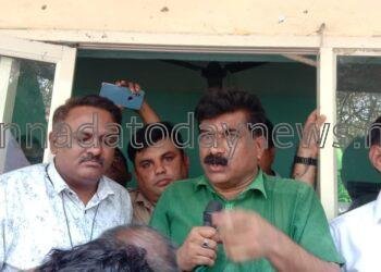 ಅರಣ್ಯವಾಸಿಗಳ ಬೃಹತ್ ರ‍್ಯಾಲಿ, ಮೂರು ತಾಸು ಅರಣ್ಯ ಕಚೇರಿಗೆ ಮುತ್ತಿಗೆ ; ಅರಣ್ಯ ಸಿಬ್ಬಂದಿಗಳ ವಿರುದ್ಧ ತೀವ್ರ ಆಕ್ರೋಶ.