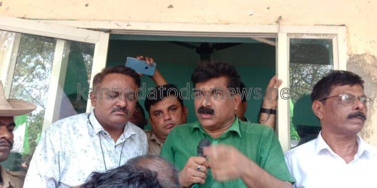 ಅರಣ್ಯವಾಸಿಗಳ ಬೃಹತ್ ರ್ಯಾಲಿ, ಮೂರು ತಾಸು ಅರಣ್ಯ ಕಚೇರಿಗೆ ಮುತ್ತಿಗೆ ; ಅರಣ್ಯ ಸಿಬ್ಬಂದಿಗಳ ವಿರುದ್ಧ ತೀವ್ರ ಆಕ್ರೋಶ.