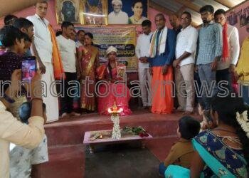 ಪೋಲ್ ವಾಲ್ಟ್ ಸ್ಪರ್ದೆಯಲ್ಲಿ ದ್ವಿತೀಯ ಸ್ಥಾನ* ಪಡೆದು ವಿಶೇಷ ಸಾಧನೆಗೈದ ಸರಕಾರಿ ಪ್ರೌಢಶಾಲೆ ಚಿತ್ತಾರದ ವಿದ್ಯಾರ್ಥಿನಿ ಕುಮಾರಿ ಚಿತ್ರಾಕ್ಷೀ ಮರಾಠಿ ಇವರಿಗೆ ಗ್ರಾಮಸ್ಥರಿಂದ ಸನ್ಮಾನ