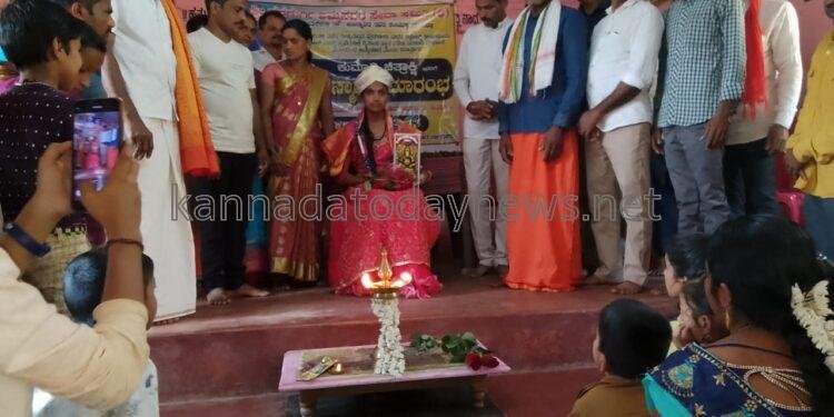 ಪೋಲ್ ವಾಲ್ಟ್ ಸ್ಪರ್ದೆಯಲ್ಲಿ ದ್ವಿತೀಯ ಸ್ಥಾನ* ಪಡೆದು ವಿಶೇಷ ಸಾಧನೆಗೈದ ಸರಕಾರಿ ಪ್ರೌಢಶಾಲೆ ಚಿತ್ತಾರದ ವಿದ್ಯಾರ್ಥಿನಿ ಕುಮಾರಿ ಚಿತ್ರಾಕ್ಷೀ ಮರಾಠಿ ಇವರಿಗೆ ಗ್ರಾಮಸ್ಥರಿಂದ ಸನ್ಮಾನ