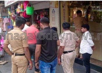 ಜ್ಯುವೆಲ್ಲರಿ ಅಂಗಡಿ ಸಿಬ್ಬಂದಿಗೆ ಚೂರಿ ಇರಿದು ಪರಾರಿಯಾದ ದುಷ್ಕರ್ಮಿಗಳು