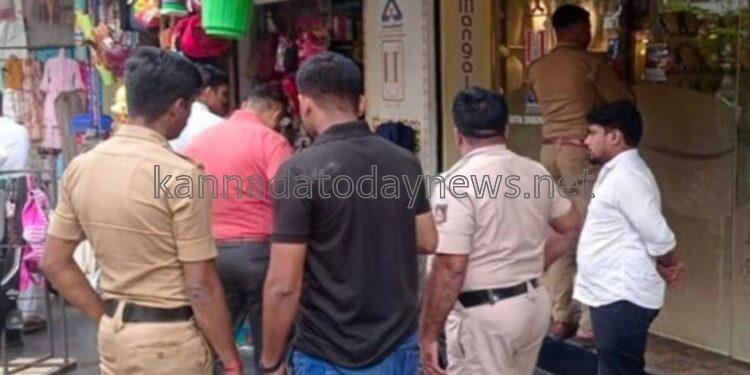 ಜ್ಯುವೆಲ್ಲರಿ ಅಂಗಡಿ ಸಿಬ್ಬಂದಿಗೆ ಚೂರಿ ಇರಿದು ಪರಾರಿಯಾದ ದುಷ್ಕರ್ಮಿಗಳು