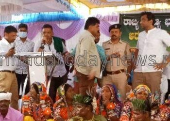 ಕಾನೂನು ಸ್ಪಷ್ಟೀಕರಣಕ್ಕೆ ಅಗ್ರಹಿಸಿ ಅರಣ್ಯ ಅಧಿಕಾರಿಗೆ ಮುತ್ತಿಗೆ: