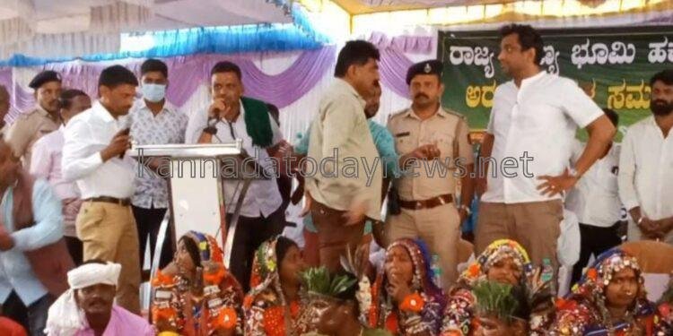 ಕಾನೂನು ಸ್ಪಷ್ಟೀಕರಣಕ್ಕೆ ಅಗ್ರಹಿಸಿ ಅರಣ್ಯ ಅಧಿಕಾರಿಗೆ ಮುತ್ತಿಗೆ: