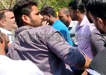 1.8 ಕಿ.ಮಿ ಸಂಪೂರ್ಣ ರಸ್ತೆ ಮಾಡಿ ಕೊಡಿ ಎಂದು ಕೇಳಿದ ಗ್ರಾಮಸ್ಥರಿಗೆ ಆವಾಜ್ ಹಾಕಿದ ಭಟ್ಕಳ ಶಾಸಕ ಸುನೀಲ್ ನಾಯ್ಕ