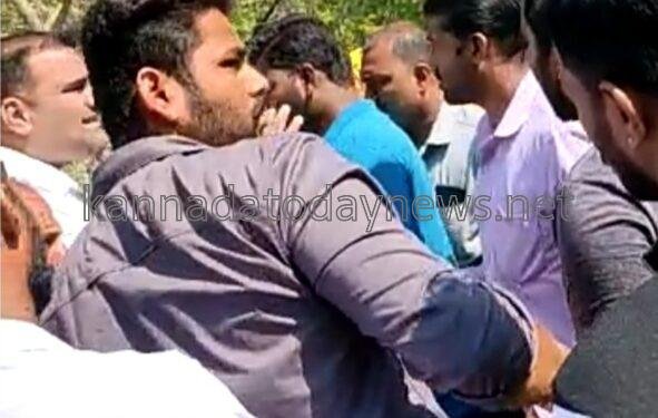 1.8 ಕಿ.ಮಿ ಸಂಪೂರ್ಣ ರಸ್ತೆ ಮಾಡಿ ಕೊಡಿ ಎಂದು ಕೇಳಿದ ಗ್ರಾಮಸ್ಥರಿಗೆ ಆವಾಜ್ ಹಾಕಿದ ಭಟ್ಕಳ ಶಾಸಕ ಸುನೀಲ್ ನಾಯ್ಕ