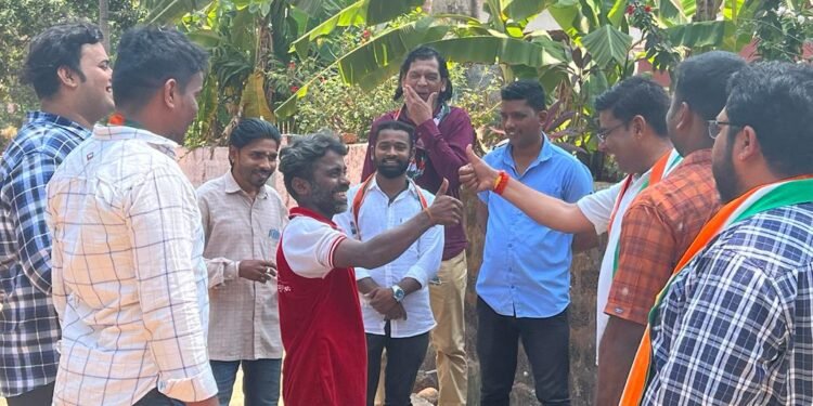 ಭಟ್ಕಳದ ಕೈಕಿಣಿ ಗ್ರಾಮ ಪಂಚಾಯತ್ ವ್ಯಾಪ್ತಿ ಯ ತೆರ್ನಮಕ್ಕಿ ವಾರ್ಡ್ ನಲ್ಲಿ ಕಾಂಗ್ರೆಸ್ ಪಕ್ಷದ ಕಾರ್ಯಕರ್ತರಿಂದ ಮನೆ ಮನೆಗೆ ತೆರಳಿ ಗ್ಯಾರಂಟಿ  ಕಾರ್ಡ್ ವಿತರಣೆ