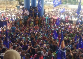 ಪರಿಶಿಷ್ಟ ಜಾತಿ ಪ್ರಮಾಣ ಪತ್ರ ನೀಡಬೇಕೆಂದು ಒತ್ತಾಯಿಸಿ ಭಟ್ಕಳ ಮೊಗೇರ ಸಮಾಜದ ಹೋರಾಟಕ್ಕೆ 1 ವರ್ಷ – ಜಿಲ್ಲಾಧಿಕಾರಿ ಕಾರಿಗೆ ಅಡ್ಡ ಕುಳಿತು ಪ್ರತಿಭಟನೆ