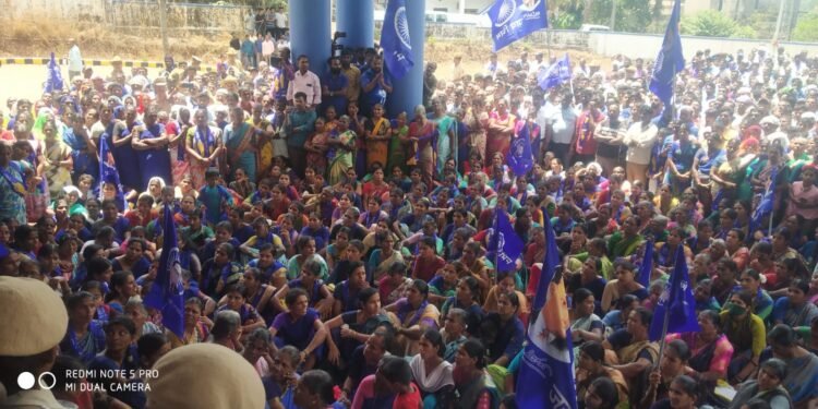 ಪರಿಶಿಷ್ಟ ಜಾತಿ ಪ್ರಮಾಣ ಪತ್ರ ನೀಡಬೇಕೆಂದು ಒತ್ತಾಯಿಸಿ ಭಟ್ಕಳ ಮೊಗೇರ ಸಮಾಜದ ಹೋರಾಟಕ್ಕೆ 1 ವರ್ಷ – ಜಿಲ್ಲಾಧಿಕಾರಿ ಕಾರಿಗೆ ಅಡ್ಡ ಕುಳಿತು ಪ್ರತಿಭಟನೆ