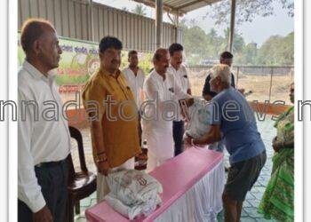ಹಡಿಲು ಭೂಮಿ ಕೃಷಿ ಮಾಡಲು ಕೃಷಿ ಭೂಮಿ ನೀಡಿದ ಭೂ ಮಾಲಕರಿಗೆ ಉಡುಪಿ ಕೇದಾರ ಕಜೆ ಕುಚ್ಚಲಕ್ಕಿ ಶಾಸಕ ರಘುಪತಿ ಭಟ್ ವಿತರಣೆ