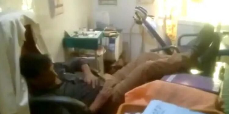 ಸರಾಯಿ ಕುಡಿದು ಸರ್ಕಾರಿ ಆಸ್ಪತ್ರೆಯಲ್ಲಿ ಡ್ಯೂಟಿ ವೇಳೆಯಲ್ಲಿ ಡ್ಯೂಟಿ ಟೇಬಲ್ ಮೇಲೆ ಮಲಗಿದ ಡಾಕ್ಟರ್