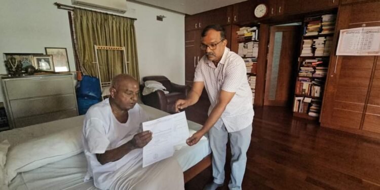 ಮಾಜಿ ಪ್ರಧಾನಿ, ಜೆಡಿಎಸ್ ವರಿಷ್ಠರಾದ ಎಚ್.ಡಿ ದೇವೇಗೌಡ ಅವರಿಂದ ಬಿ ಫಾರ್ಮ್ ಪಡೆದುಕೊಂಡ ಭಟ್ಕಳ-ಹೊನ್ನಾವರ ಕ್ಷೇತ್ರದ ಜೆಡಿಎಸ್ ಅಭ್ಯರ್ಥಿಯಾದ ಹೈಕೋರ್ಟ್ ವಕೀಲ ನಾಗೇಂದ್ರ ನಾಯ್ಕ
