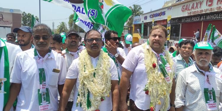 ಭಟ್ಕಳ ಜೆಡಿಎಸ್ ಅಭ್ಯರ್ಥಿ ಹೈಕೋರ್ಟ್ ವಕೀಲ ನಾಗೇಂದ್ರ ನಾಯ್ಕ 3000ಕ್ಕೂ ಹೆಚ್ಚು ಬೆಂಬಲಿಗರೊಂದಿಗೆ ಬಂದು ನಾಮಪತ್ರ ಸಲ್ಲಿಕೆ