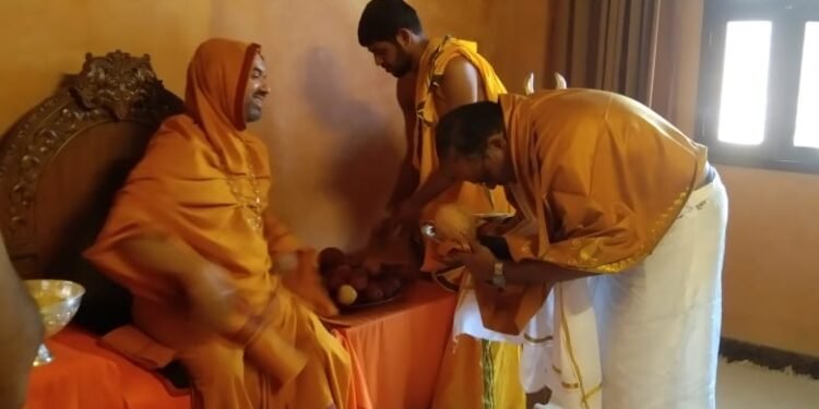 ಶ್ರೀ ರಾಘವೇಶ್ವರ ಭಾರತೀ ಮಹಾಸ್ವಾಮೀಜಿ ಅವರನ್ನು ಭೇಟಿ ಮಾಡಿ ಆಶೀರ್ವಾದ ಪಡೆದ ಭಟ್ಕಳ ಜೆಡಿಎಸ್ ಅಭ್ಯರ್ಥಿ ,ಹೈಕೋರ್ಟ್ ವಕೀಲ ನಾಗೇಂದ್ರ ನಾಯ್ಕ