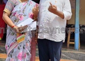 ಅಳಕೊಡ ಮತಗಟ್ಟೆಯಲ್ಲಿ ತಮ್ಮ ಮತ ಚಲಾಯಿಸಿದ ಕುಮಟಾ -ಹೊನ್ನಾವರ ವಿಧಾನಸಭಾ ಕ್ಷೇತ್ರದ ಜೆಡಿಎಸ್ ಅಭ್ಯರ್ಥಿಯಾದ ಸುರಜ್ ನಾಯ್ಕ ಸೋನಿ