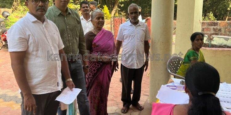 ಭಟ್ಕಳ ತಾಲೂಕಿನ ಯಲ್ವಡಿ -ಕವೂರ ಮತಗಟ್ಟೆಯಲ್ಲಿ ತಮ್ಮ ಮತ ಚಲಾಯಿಸಿದ ಭಟ್ಕಳ-ಹೊನ್ನವಾರ ವಿಧಾನಸಭಾ ಜೆಡಿಎಸ್ ಅಭ್ಯರ್ಥಿ ,ಹೈಕೋರ್ಟ್ ವಕೀಲರಾದ ನಾಗೇಂದ್ರ ನಾಯ್ಕ