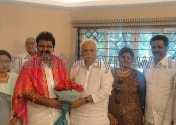 ತನ್ನ ರಾಜಕೀಯ ಗುರು ಆರ್.ವಿ.ದೇಶಪಾಂಡೆಯವರ ಆಶೀರ್ವಾದ ಪಡೆದ ಮೀನುಗಾರಿಕೆ ಸಚಿವ ಮಂಕಾಳ ಎಸ್ ವೈದ್ಯ