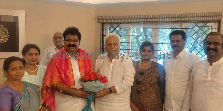 ತನ್ನ ರಾಜಕೀಯ ಗುರು ಆರ್.ವಿ.ದೇಶಪಾಂಡೆಯವರ ಆಶೀರ್ವಾದ ಪಡೆದ ಮೀನುಗಾರಿಕೆ ಸಚಿವ ಮಂಕಾಳ ಎಸ್ ವೈದ್ಯ