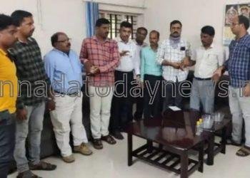 30 ಸಾವಿರ ರೂಪಾಯಿ ಲಂಚ ಸ್ವೀಕರಿಸುತ್ತಿದ್ದ ದಾಳಿ ವೇಳೆ ತಪ್ಪಿಸಿಕೊಳ್ಳಲು ಯತ್ನಿಸಿದ್ದ ಪಿ.ಡಬ್ಲ್ಯೂ ಡಿ 2 ಜನ ಇಂಜಿನಿಯರ್ ನ್ನು ಅಟ್ಟಾಡಿಸಿಕೊಂಡು ಹೋಗಿ ಹಿಡಿದ ಲೋಕಾಯುಕ್ತರು