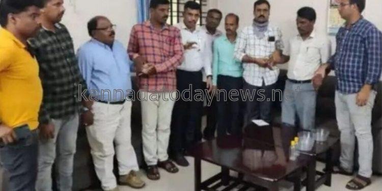 30 ಸಾವಿರ ರೂಪಾಯಿ ಲಂಚ ಸ್ವೀಕರಿಸುತ್ತಿದ್ದ ದಾಳಿ ವೇಳೆ ತಪ್ಪಿಸಿಕೊಳ್ಳಲು ಯತ್ನಿಸಿದ್ದ ಪಿ.ಡಬ್ಲ್ಯೂ ಡಿ 2 ಜನ ಇಂಜಿನಿಯರ್ ನ್ನು ಅಟ್ಟಾಡಿಸಿಕೊಂಡು ಹೋಗಿ ಹಿಡಿದ ಲೋಕಾಯುಕ್ತರು