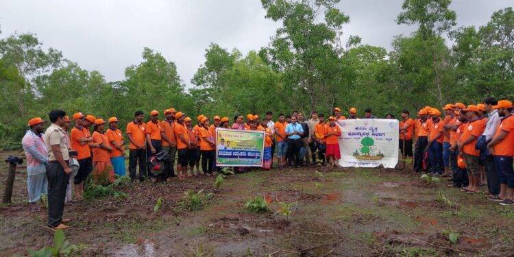 ಶ್ರೀ ಕ್ಷೇತ್ರ ಧರ್ಮಸ್ಥಳ ಗ್ರಾಮಾಭಿವೃದ್ಧಿ ಯೋಜನೆ ಭಟ್ಕಳ ತಾಲೂಕು ಶೌರ್ಯ ವಿಪತ್ತು ನಿರ್ವಹಣಾ ಘಟಕ ಹಾಗೂ ಅರಣ್ಯ ಇಲಾಖೆ ಭಟ್ಕಳ ಇವರ ಸಹಯೋಗದೊಂದಿಗೆ ಸಸಿ ನಾಟಿ ಕಾರ್ಯಕ್ರಮ