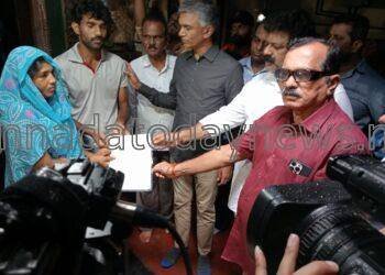 ಅಘನಾಶಿನಿ ನದಿಯ ಅಂಚಿನಲ್ಲಿರುವ ಗದ್ದೆಗೆ ಬೇಲಿನಿರ್ಮಿಸಲು ಹೋಗಿದ್ದ ಸಂದರ್ಭದಲ್ಲಿ ಕಾಲುಜಾರಿ ನೀರಿಗೆಬಿದ್ದು ಮೃತರಾಗಿದ್ದ ಮನೆಗೆ ಕಂದಾಯ ಸಚಿವರ ಭೇಟಿ ೫ ಲಕ್ಷ ಪರಿಹಾರ*