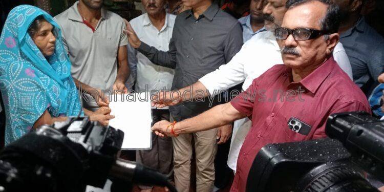 ಅಘನಾಶಿನಿ ನದಿಯ ಅಂಚಿನಲ್ಲಿರುವ ಗದ್ದೆಗೆ ಬೇಲಿನಿರ್ಮಿಸಲು ಹೋಗಿದ್ದ ಸಂದರ್ಭದಲ್ಲಿ ಕಾಲುಜಾರಿ ನೀರಿಗೆಬಿದ್ದು ಮೃತರಾಗಿದ್ದ ಮನೆಗೆ ಕಂದಾಯ ಸಚಿವರ ಭೇಟಿ ೫ ಲಕ್ಷ ಪರಿಹಾರ*