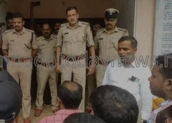 ಭಟ್ಕಳದಲ್ಲಿ ಹಿಂದೂ ಸಂಘಟನೆ ಕಾರ್ಯಕರ್ತರಿಂದ ನಗರ ಪೊಲೀಸ್ ಠಾಣೆ ಮುಂದೆ ಪ್ರತಿಭಟನೆ