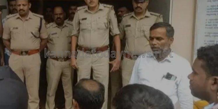 ಭಟ್ಕಳದಲ್ಲಿ ಹಿಂದೂ ಸಂಘಟನೆ ಕಾರ್ಯಕರ್ತರಿಂದ ನಗರ ಪೊಲೀಸ್ ಠಾಣೆ ಮುಂದೆ ಪ್ರತಿಭಟನೆ