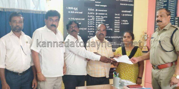 ಅರಣ್ಯವಾಸಿಯ ಅರ್ಜಿ ನಾಪತ್ತೆ, ಡಿವೈಎಸ್‌ಪಿ ಗೆ ದೂರು ; ಕರ್ತವ್ಯ ಚ್ಯುತಿಯ ಅಧಿಕಾರಿಯ ವಿರುದ್ಧ ಕ್ರಮಕ್ಕೆ ಆಗ್ರಹ- ರವೀಂದ್ರ ನಾಯ್ಕ.