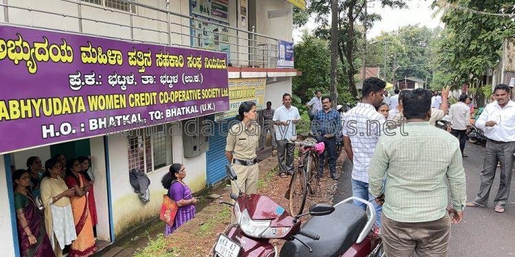 ಭಟ್ಕಳ ಅಭ್ಯುದಯ ಮಹಿಳಾ ಸಂಘದ ಸಭೆಯಲ್ಲಿ 2 ಮಹಿಳಾ ಗುಂಪುಗಳ ನಡುವೆ ಗಲಾಟೆ, ಸಂಘದ ಕಚೇರಿಯಲ್ಲಿ ಸದಸ್ಯೆಯರ ಧರಣಿ; ಪೊಲೀಸರಿಗೆ ದೂರು ನೀಡಲು ನಿರ್ಧಾರ