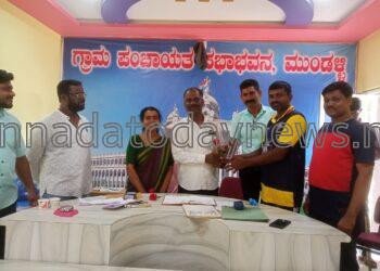 ಭಟ್ಕಳದ ಮುಂಡಳ್ಳಿ ಗ್ರಾಮ ಪಂಚಾಯತನ ಅಧ್ಯಕ್ಷರಾಗಿ ಅವಿರೋಧವಾಗಿ ಕಾಂಗ್ರೆಸ್ ಬೆಂಬಲಿತ ಶ್ರೀಮತಿ ಪದ್ಮಾವತಿ ವೆಂಕಟ್ರಮಣ ಮೊಗೇರ ಮತ್ತು ಉಪಾಧ್ಯಕ್ಷರಾಗಿ ಬಿಜೆಪಿ ಮುಖಂಡ ಶ್ರೀ ಗೋವಿಂದ ನಾರಾಯಣ ಮೊಗೇರ ಅಚ್ಚರಿ ರೀತಿಯಲ್ಲಿ ಆಯ್ಕೆ