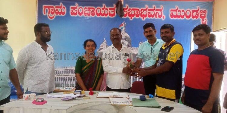 ಭಟ್ಕಳದ ಮುಂಡಳ್ಳಿ ಗ್ರಾಮ ಪಂಚಾಯತನ ಅಧ್ಯಕ್ಷರಾಗಿ ಅವಿರೋಧವಾಗಿ ಕಾಂಗ್ರೆಸ್ ಬೆಂಬಲಿತ ಶ್ರೀಮತಿ ಪದ್ಮಾವತಿ ವೆಂಕಟ್ರಮಣ ಮೊಗೇರ ಮತ್ತು ಉಪಾಧ್ಯಕ್ಷರಾಗಿ ಬಿಜೆಪಿ ಮುಖಂಡ ಶ್ರೀ ಗೋವಿಂದ ನಾರಾಯಣ ಮೊಗೇರ ಅಚ್ಚರಿ ರೀತಿಯಲ್ಲಿ ಆಯ್ಕೆ