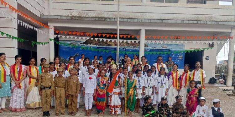 ಭಟ್ಕಳ ತಾಲೂಕಾ ಕಸಾಪದಿಂದ ದೇಶಭಕ್ತಿಗೀತೆ ಸ್ಪರ್ಧೆ -ಬಹುಮಾನ ವಿತರಣೆ.