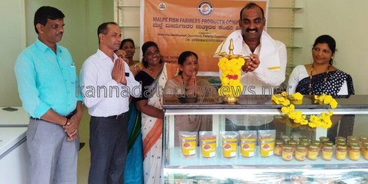 ಮಲ್ಪೆ ಮೀನುಗಾರರ ಉತ್ಪಾದಕ ಕಂಪನಿಯ ಮೀನಿನ ಉತ್ಪನ್ನಗಳ ವ್ಯಾಪಾರ ಮಳಿಗೆ ಮತ್ತು ಉತ್ಪಾದನಾ ಘಟಕಕ್ಕೆ ಶಾಸಕ ಯಶಪಾಲ ಸುವರ್ಣ ಅವರಿಂದ ಚಾಲನೆ.