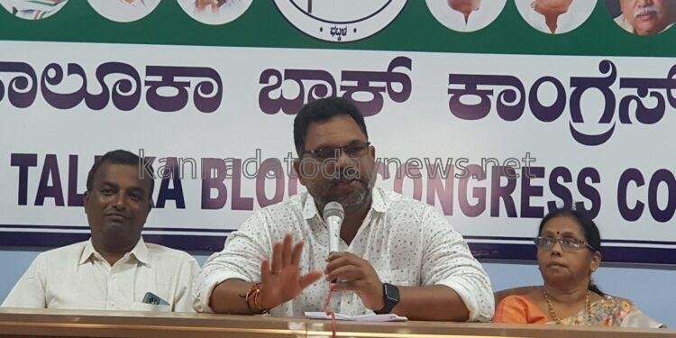 ಮಾಜಿ ಶಾಸಕ ಸುನೀಲ ನಾಯ್ಕ. ಇವರು ನೀಡಿದ ಸುಳ್ಳು ಭರವಸೆಗಳು, ಸುಳ್ಳಾರೋಪಗಳಿಂದಾಗಿಯೇ ಕ್ಷೇತ್ರದ ಮತದಾರರ ಇವರನ್ನು ಮನೆಯಲ್ಲಿ ಕೂರುವಂತೆ ಮಾಡಿದ್ದಾರೆ- ಬ್ಲಾಕ್ ಕಾಂಗ್ರೆಸ ಅಧ್ಯಕ್ಷ ವೆಂಕಟೇಶ್ ನಾಯ್ಕ