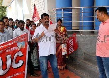 ಭಟ್ಕಳದಲ್ಲಿ ಎ.ಐ.ಟಿ.ಯು.ಸಿ ರಾಜ್ಯ ಕಾರ್ಯದರ್ಶಿ ಜಿ.ಎನ್.ರೇವಣಕರ ನೇತೃತ್ವದಲ್ಲಿ ನೂರಾರು ಕಟ್ಟಡ ಕಾರ್ಮಿಕರಿಂದ ಬ್ರಹತ ಪ್ರತಿಭಟನೆ
