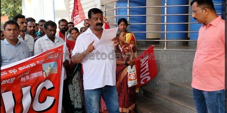 ಭಟ್ಕಳದಲ್ಲಿ ಎ.ಐ.ಟಿ.ಯು.ಸಿ ರಾಜ್ಯ ಕಾರ್ಯದರ್ಶಿ ಜಿ.ಎನ್.ರೇವಣಕರ ನೇತೃತ್ವದಲ್ಲಿ ನೂರಾರು ಕಟ್ಟಡ ಕಾರ್ಮಿಕರಿಂದ ಬ್ರಹತ ಪ್ರತಿಭಟನೆ