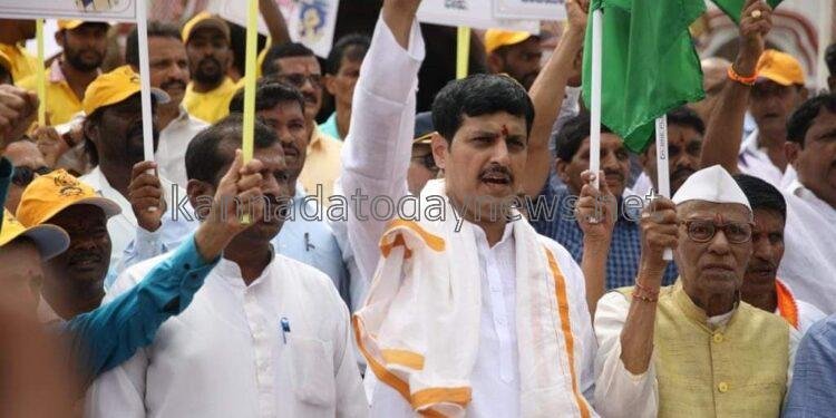 ಉತ್ತರ ಕನ್ನಡ ಜಿಲ್ಲೆಯಲ್ಲಿ ಮಲ್ಟಿ ಸ್ಪೆಷಾಲಿಟಿ ಆಸ್ಪತ್ರೆ ನಿರ್ಮಾಣಕ್ಕಾಗಿ ಆಗ್ರಹಿಸಿ ಶಿರಸಿಯ ಸಮಾಜ ಸೇವಕ ಅನಂತಮೂರ್ತಿ ಹೆಗಡೆ ನೇತೃತ್ವದಲ್ಲಿ ಸಿರಸಿಯಿಂದ ಕಾರವಾರ ಜಿಲ್ಲಾಧಿಕಾರಿ ಕಚೇರಿಗೆ ಪದಾಯಾತ್ರೆ ಆರಂಭ