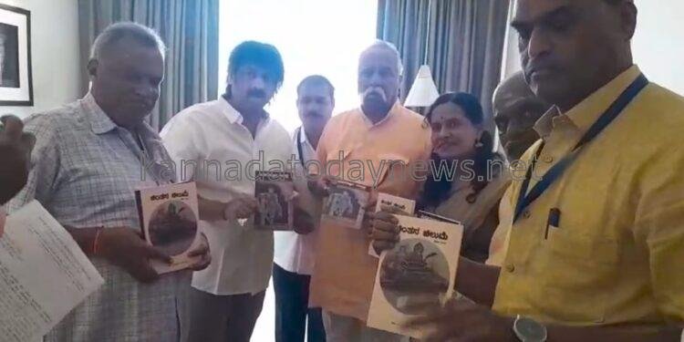 ಶಿಕ್ಷಣ ಸಚಿವ ಶ್ರೀ ಮಧು ಬಂಗಾರಪ್ಪ ಅವರಿಂದ ಡಾ.ಅನ್ನಪೂರ್ಣಾ ಹಿರೇಮಠ ಖ್ಯಾತ ಸಾಹಿತಿ ಶಿಕ್ಷಕಿ ಇವರ ಚಿಂತನ ಚಿಲುಮೆ ವಚನ ಗ್ರಂಥ , ಪಿಸುಗುಟ್ಟುವ ಕಾಲ್ಗೆಜ್ಜೆ ಹನಿಗವನ ಸಂಕಲನ ಪುಸ್ತಕ ಲೋಕಾರ್ಪಣೆ