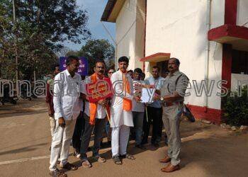 ಹಿಂದೂ ಕಾರ್ಯಕರ್ತರನ್ನು ಬಂಧಿಸಿದ ಸರ್ಕಾರದ ನಡೆಯನ್ನು ವಿರೋಧಿಸಿ, ನಾನು ಹಿಂದೂ ಕಾರ್ಯಕರ್ತ ನನ್ನನ್ನು ಬಂಧಿಸಿ ಎಂದು ಹಿಂದೂ ಮುಖಂಡ ಅನಂತಮೂರ್ತಿ ಹೆಗಡೆ ನೇತೃತ್ವದಲ್ಲಿ ಶಿರಸಿ ಡಿ.ವೈ.ಎಸ್.ಪಿ ಕಚೇರಿ ಎದುರು ಪ್ರತಿಭಟನೆ