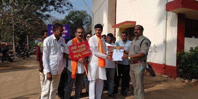 ಹಿಂದೂ ಕಾರ್ಯಕರ್ತರನ್ನು ಬಂಧಿಸಿದ ಸರ್ಕಾರದ ನಡೆಯನ್ನು ವಿರೋಧಿಸಿ, ನಾನು ಹಿಂದೂ ಕಾರ್ಯಕರ್ತ ನನ್ನನ್ನು ಬಂಧಿಸಿ ಎಂದು ಹಿಂದೂ ಮುಖಂಡ ಅನಂತಮೂರ್ತಿ ಹೆಗಡೆ ನೇತೃತ್ವದಲ್ಲಿ ಶಿರಸಿ ಡಿ.ವೈ.ಎಸ್.ಪಿ ಕಚೇರಿ ಎದುರು ಪ್ರತಿಭಟನೆ