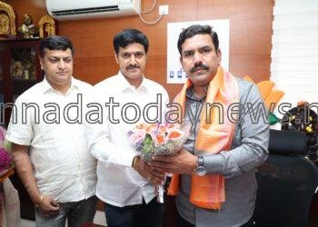 ಬಿಜೆಪಿ ರಾಜ್ಯಾಧ್ಯಕ್ಷ ರನ್ನು ಭೇಟಿ ಮಾಡಿ ಶುಭಾಶಯ ಕೋರಿದ ಸಾಮಾಜಿಕ ಹೋರಾಟಗಾರ ಅನಂತಮೂರ್ತಿ ಹೆಗಡೆ*