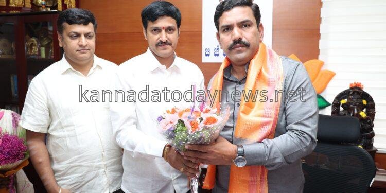 ಬಿಜೆಪಿ ರಾಜ್ಯಾಧ್ಯಕ್ಷ ರನ್ನು ಭೇಟಿ ಮಾಡಿ ಶುಭಾಶಯ ಕೋರಿದ ಸಾಮಾಜಿಕ ಹೋರಾಟಗಾರ ಅನಂತಮೂರ್ತಿ ಹೆಗಡೆ*