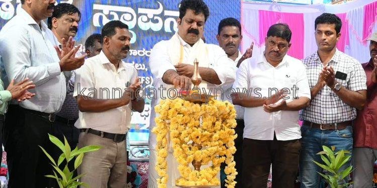 ಭಟ್ಕಳದ ಬೆಳ್ಕೆ ಸಮುದ್ರ ತೀರದಲ್ಲಿ ಕೃತಕ ಬಂಡೆ ಅಳವಡಿಕೆ ಕಾರ್ಯಕ್ಕೆ ಚಾಲನೆ ನೀಡಿದ ರಾಜ್ಯ ಮೀನುಗಾರ ಬಂದರು ಮತ್ತು ಒಳನಾಡು ಜಲಸಾರಿಗೆ ಸಚಿವರಾದ ಮಾಂಕಳ ವೈದ್ಯ