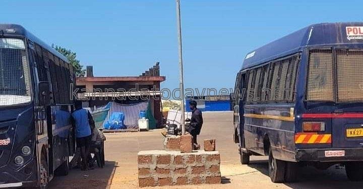 ಭಟ್ಕಳ ತಾಲೂಕಿನ ಹೇಬಳೆ ಗ್ರಾಮದ ತೆಂಗಿನಗುಂಡಿ ಬಂದರಿನಲ್ಲಿ ಸಂಸದ ಅನಂತಕುಮಾರ ಮುಂದಾಳತ್ವದಲ್ಲಿ ಹಾರಿಸಿದ್ದ ಹನುಮಧ್ವಜವನ್ನು ಹಾಗೂ ವೀರ ಸಾವರ್ಕರ್ ನಾಮಫಲಕ ತೆರವು- ಸಂಸದ ಅನಂತಕುಮಾರ ಸೇರಿ 20ಕ್ಕೂ ಹೆಚ್ಚು ಜನರ ಮೇಲೆ ಪ್ರಕರಣ ದಾಖಲು