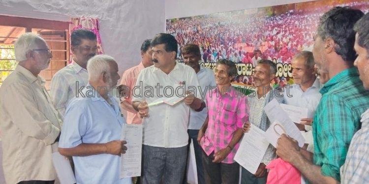 ಲೋಕಸಭಾ ಚುನಾವಣೆ- ೨೦೨೪ ; ಅರಣ್ಯವಾಸಿಗಳಿಂದ ತೀವೃ ಒತ್ತಡ, ಲೋಕಸಭೆ ಚುನಾವಣೆಗೆ ಪ್ರಬಲ ಆಕಾಂಕ್ಷಿ- ರವೀಂದ್ರ ನಾಯ್ಕ.